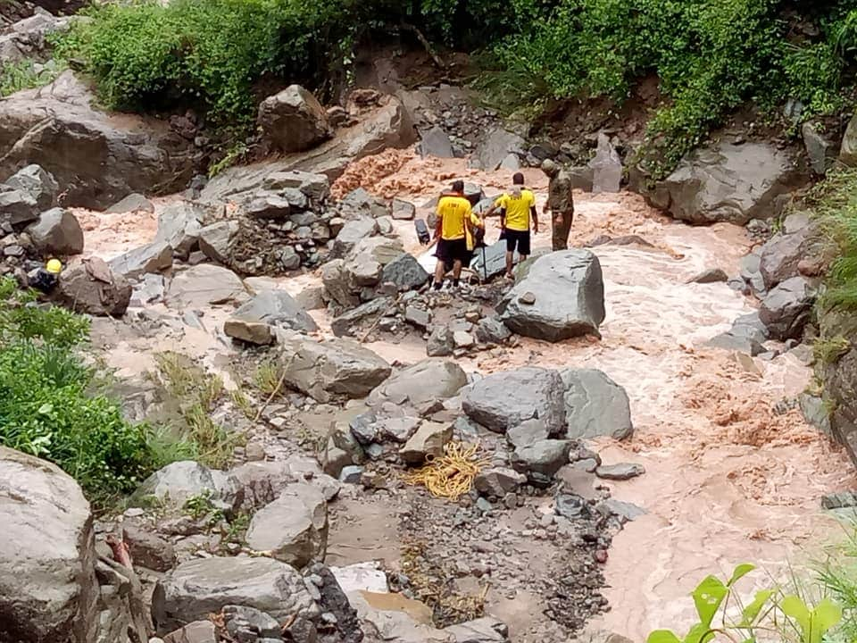 दुःखद ख़बर पहाड़ी राज्य उत्तराखंड के गढ़वाल के द्वार कोटद्वार से : कार तेज़ बहाव में बह गईं 2 लापता एक की मौत ।