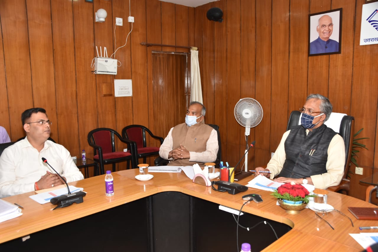 मुख्यमंत्री त्रिवेन्द्र सिंह रावत ने सचिवालय में जल जीवन मिशन की समीक्षा के दौरान अधिकारियों को निर्देश दिये कि इस साल दिसम्बर अन्त तक सभी स्कूलों एवं आंगनबाड़ी केन्द्रों में पेयजल की उपलब्धता का टारेगट पूर्ण किया जाय।