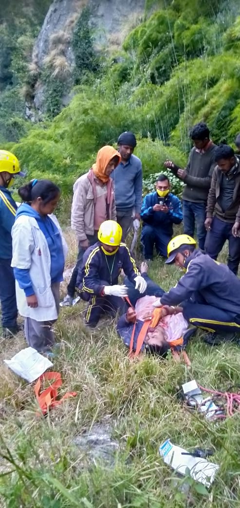 उत्तराखंड : अलकनंदा में गिरी यात्रियों की कार, तीन लापता एक को बचाया