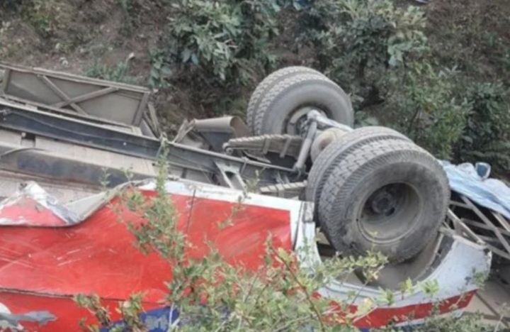 उत्तराखंड : नेपाल के बैतड़ी में देर रात छह सौ मीटर खाई में गिरी बस, नौ की मौत, 34 गंभीर घायल
