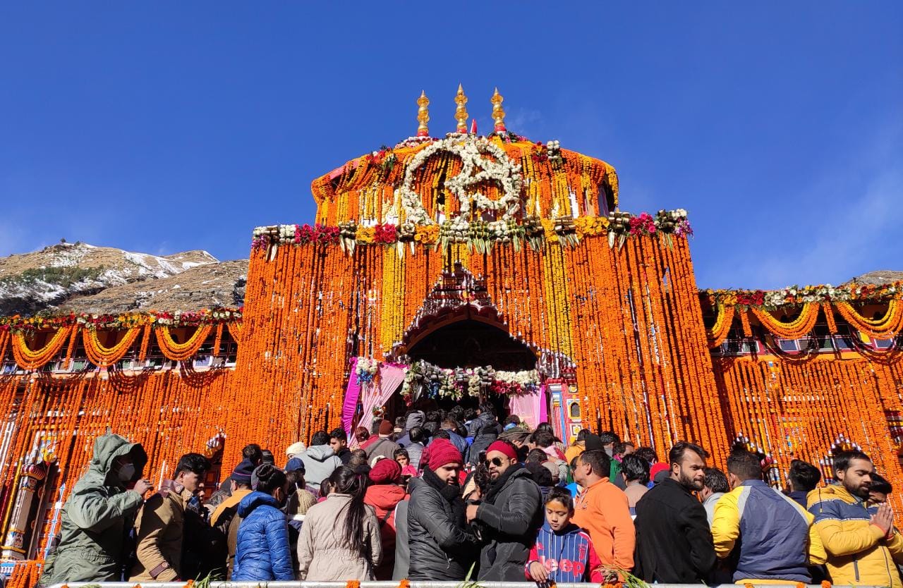 श्री बदरीनाथ धाम के कपाट आज अपराह्न 3 बजकर 35 मिनट पर शीतकाल के लिए बंद हुए।