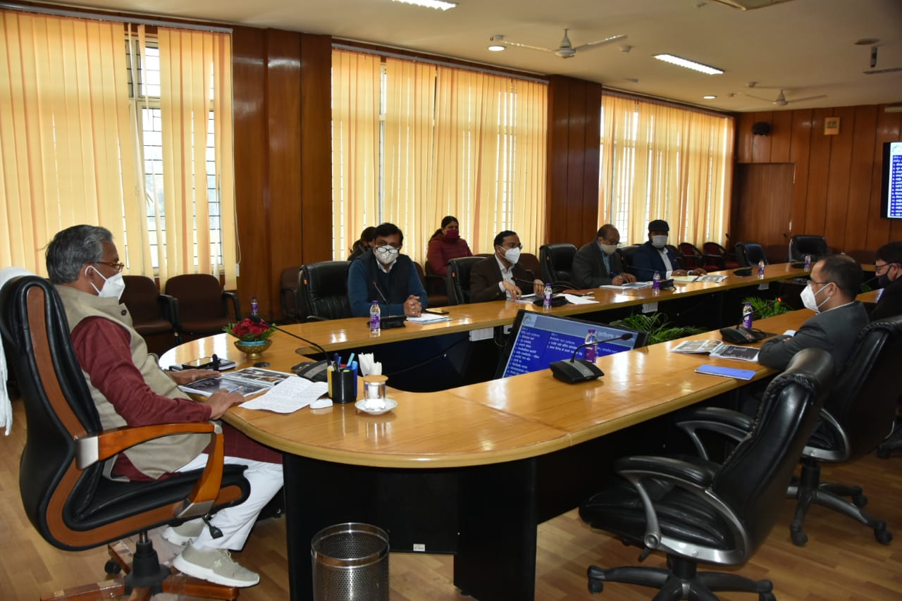 मुख्यमंत्री त्रिवेन्द्र सिंह रावत ने मंगलवार को सचिवालय में देहरादून स्मार्ट सिटी की समीक्षा की। बैठक के दौरान सी.ई.ओ. समार्ट सिटी आशीष श्रीवास्तव ने देहरादून स्मार्ट सिटी पर विस्तृत प्रस्तुतीकरण दिया