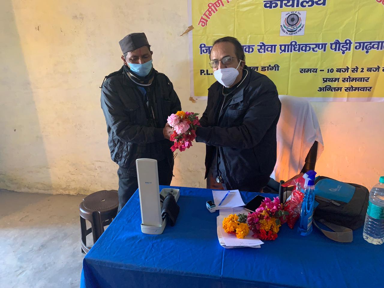 एक बार फिर डॉ जोशी से स्वास्थ्य जाँच को घंडियाल औऱ श्रीनगर में उमड़े मरीज़, ENT विशेषज्ञ डॉ पीयूष त्रिपाठी ने भी जांचे नाक-कान-गला