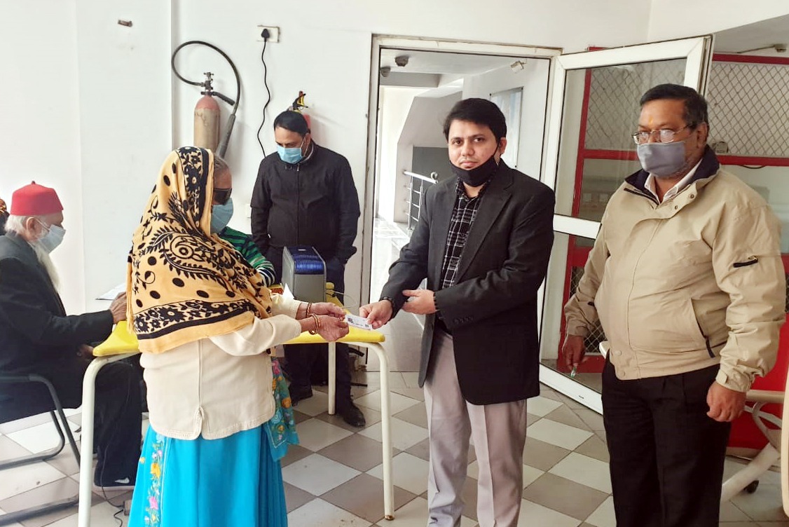 नई दिल्ली स्थित स्थानिक आयुक्त एकीकृत भवन में उत्तराखण्ड अटल आयुष्मान योजना के तहत गोल्डन कार्ड बनाये जाने के लिये शिविर आयोजित किया गया है। इस शिविर में राजकीय कार्मिक/पेंशनर्स और उनके आश्रितों का गोल्डन कार्ड बनाया जा रहा है