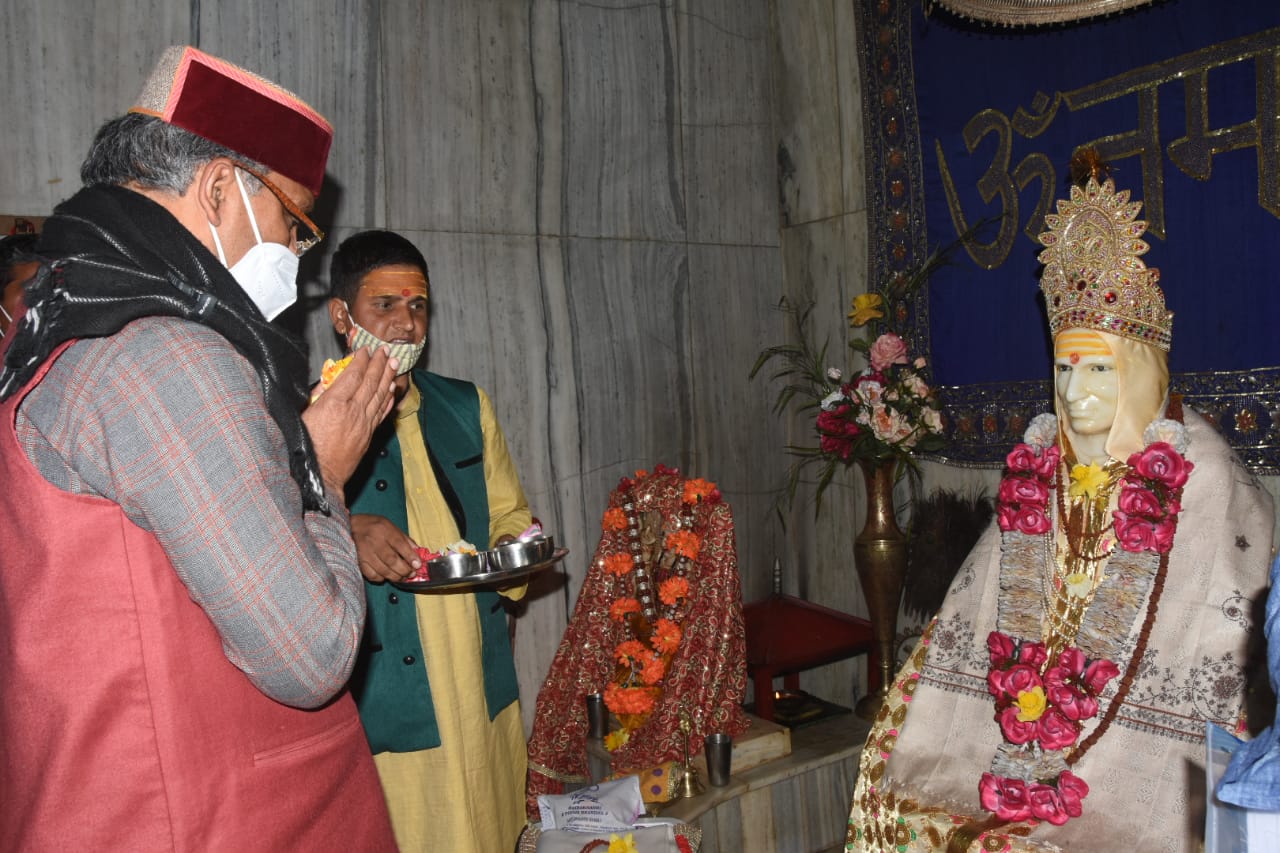 मुख्यमंत्री त्रिवेंद्र सिंह रावत ने अपने कुमाऊं मंडल भ्रमण के दूसरे दिन की शुरुआत रानीखेत के निकट स्थित चिलियानौला में श्री श्री 1008 हेडाखान भोले बाबा जी के आश्रम में स्थित शिव मंदिर में भगवान के दर्शन के साथ की। ईश्वर से उन्होंने उत्तराखंड की उन्नति, खुशहाली और समृद्धि की कामना की।