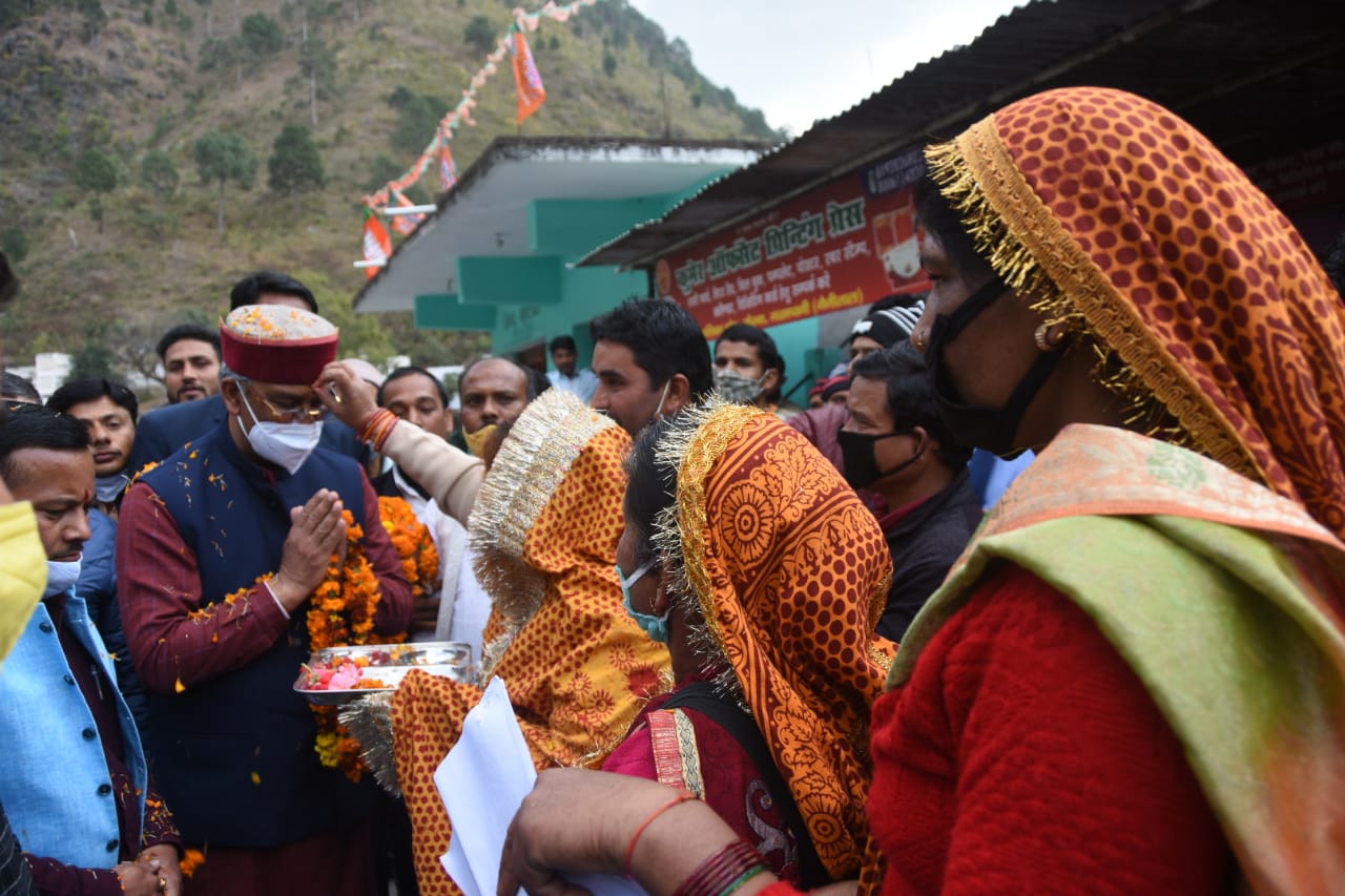 मुख्यमंत्री त्रिवेन्द्र सिंह रावत शनिवार को अपने तय कार्यक्रम के अनुसार कार द्वारा नैनीताल से रानीखेत पहुंचे। इस दौरान खेरना एवं उपराड़ी में लोगों ने मुख्यमंत्री त्रिवेन्द्र का भव्य स्वागत किया।   