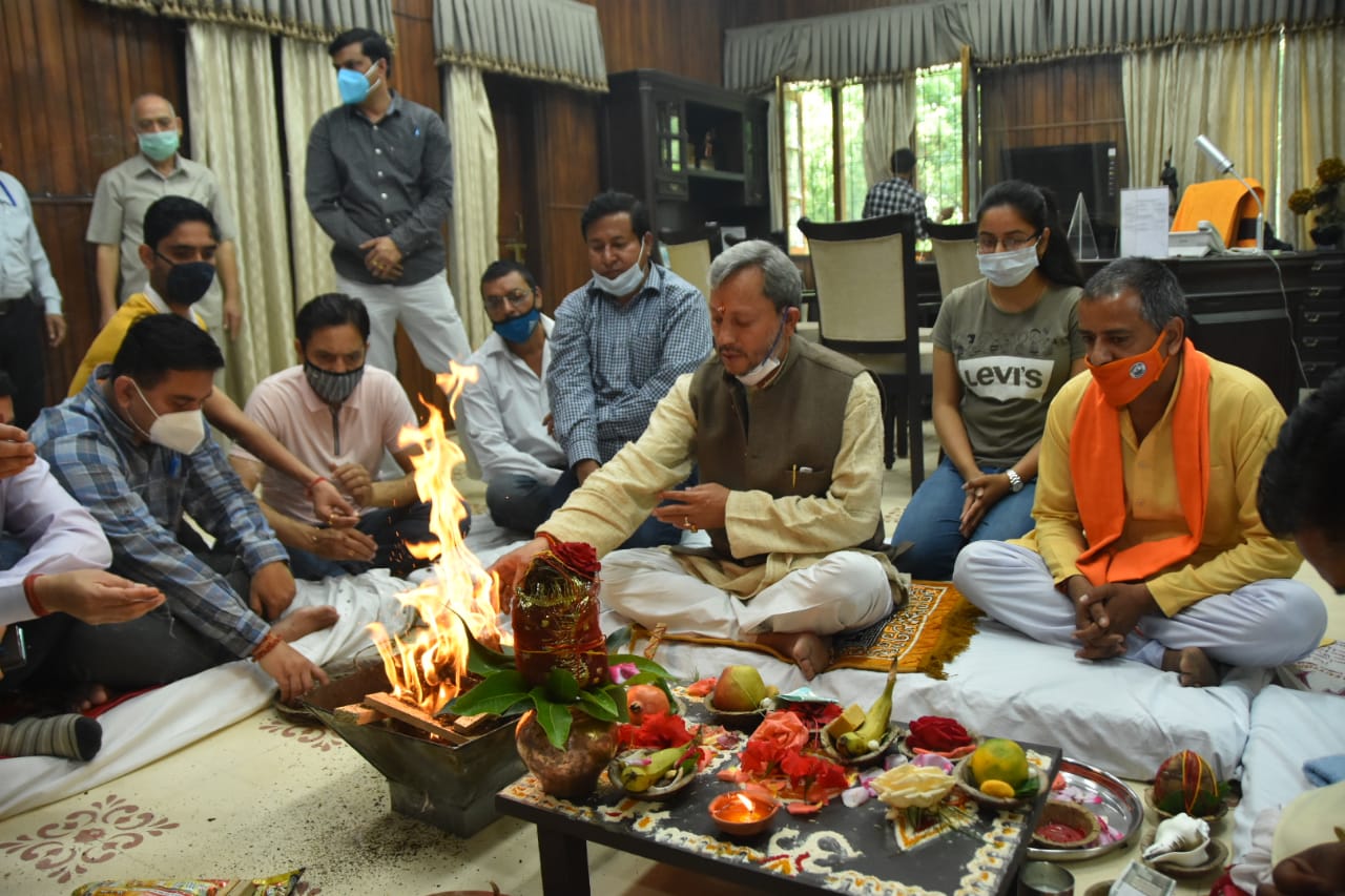 मुख्यमंत्री तीरथ ने कैंप कार्यालय में पूजा अर्चना कर कामकाज की शुरुआत की।