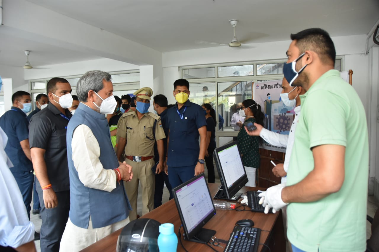 पहाड़ी राज्य उत्तराखंड   टीकाकरण अभियान में तेजी लायी जायेगी बोले मुख्यमंत्री तीरथ  आज किया   टीकाकरण कार्यक्रम की व्यवस्थाओं का निरीक्षण