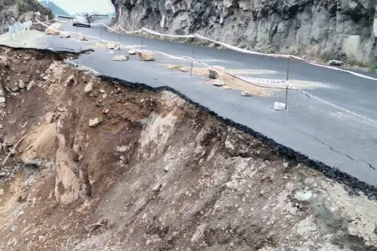 पहाड़ पर ये कैसा निर्माणः बदरीनाथ नेशनल हाईवे पर नवनिर्मित पुश्ता नदी में समाया, उठे सवाल