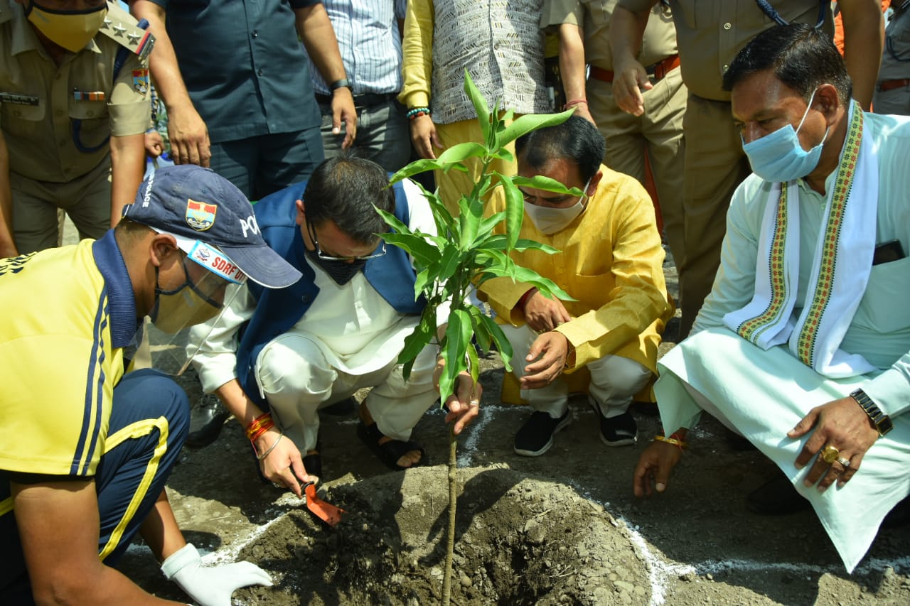 मुख्यमंत्री  पुष्कर सिंह धामी ने हरेला पर्व के अवसर पर एस.डी.आर.एफ बटालियन, जौलीग्रांट में वृक्षारोपण किया।