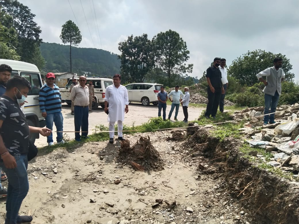 तुम संडे को सोता है ब्लॉक प्रमुख महेन्द्र सिंह राणा ग्राउंड जीरो पर होता है : कार्य की धीमी गति पर नाराज हुए राणा