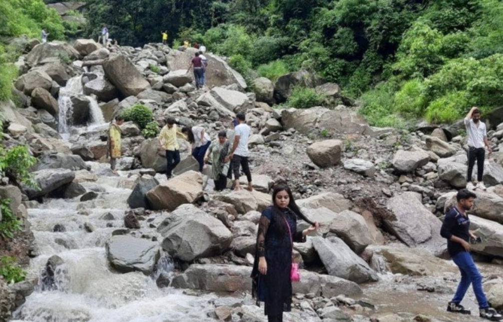 कोटद्वार में पर्यटकों को आखिर क्यों मौज-मस्ती करना इतना भारी पड़ गया कि एक साथ 32 लोगो के चलान पूरी ख़बर