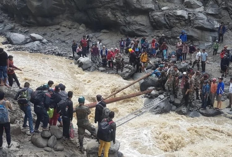 उत्तराखंड में उफान पर नदियां ,कॉपरेटिव बैंक का कर्मचारी नदी में बहा … मच गया कोहराम..