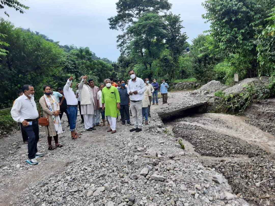 पूर्व मुख्यमंत्री त्रिवेन्द्र सिंह रावत पहुंचे ग्राम पंचायत सोडा सरोली में भारी बारिश के चलते हुए भूस्खलन से प्रभावित क्षेत्र का निरीक्षण किया