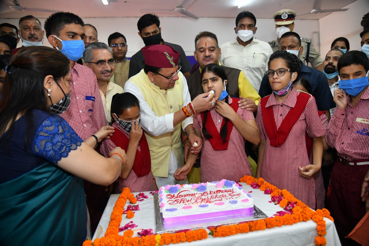 मुख्यमंत्री धामी ने आज प्रातः राष्ट्रीय दृष्टिबाधित दिव्यांगजन सशक्तिकरण संस्थान में दृष्टिबाधित बच्चों के साथ अपना जन्म दिवस मनाया