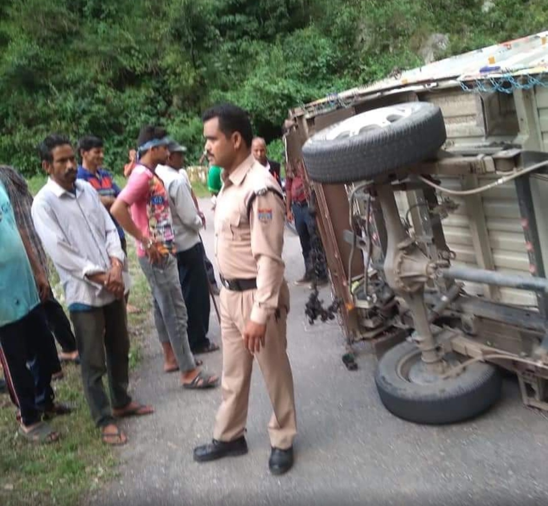 उत्तराखंड:यहा पलट गया छोटा हाथी ,  छात्र छात्राएं थे सवार पुलिस ने पहुँचाया अस्पताल