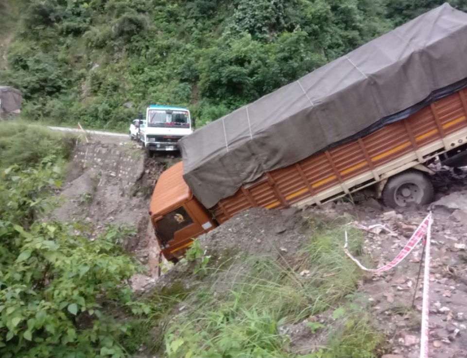 उत्तराखंड: हवा में लटक गया ट्रक , बाल बाल बची जान, देखें हाल बयां करती तस्वीरें