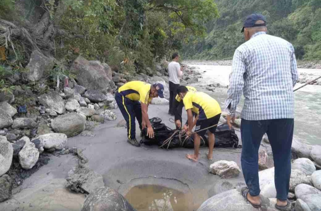 उत्तराखंड:  चचेरे भाई के शवयात्र  में शामिल होने गए व्यक्ति की  घाट मे डूबने से मौत, SDRF ने बरामद किया शव