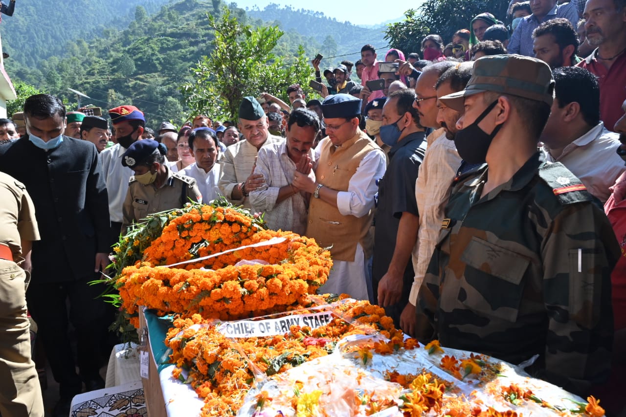 मुख्यमंत्री पुष्कर सिंह धामी ने सियाचिन में अपने कर्तव्यों का निर्वहन करते हुए शहीद हुए जवान विपिन सिंह गुसाईं के घर पर जाकर उन्हें  पुष्पचक्र अर्पित कर श्रद्धांजलि दी