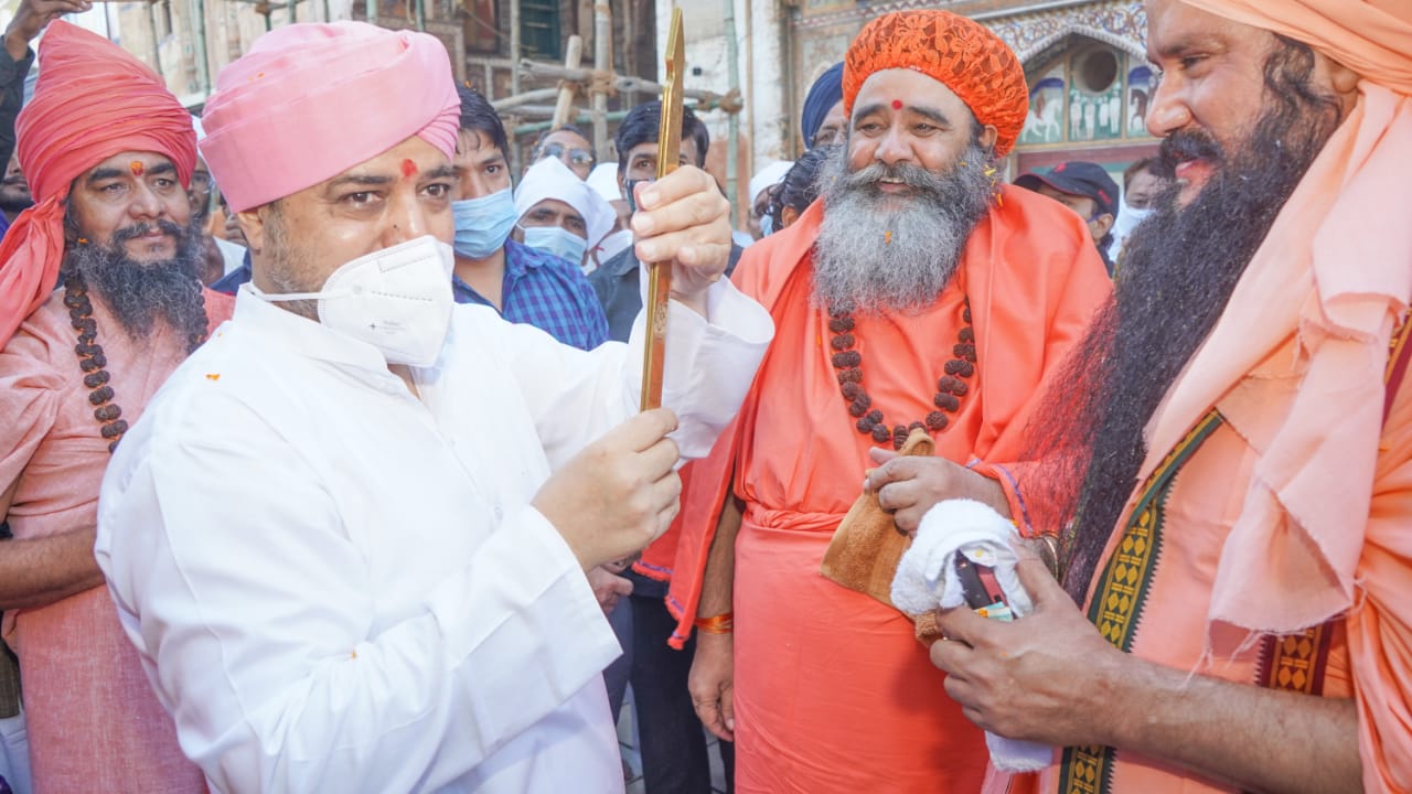 श्री पंचायती अखाड़ा बड़ा उदासीन की भ्रमणशील जमात चातुर्मास (चैमासा) प्रवास पूरा कर श्री दरबार साहिब से लौटी, पुष्पवर्षा के साथ आचार्य श्रीचंद्र जी भगवान व श्री गुरु राम राय जी महाराज के जयकारे गूंजे,श्रीमहंत देवेन्द्र दास जी महाराज की अगुवाई में दी गई भावपूर्णं विदाई