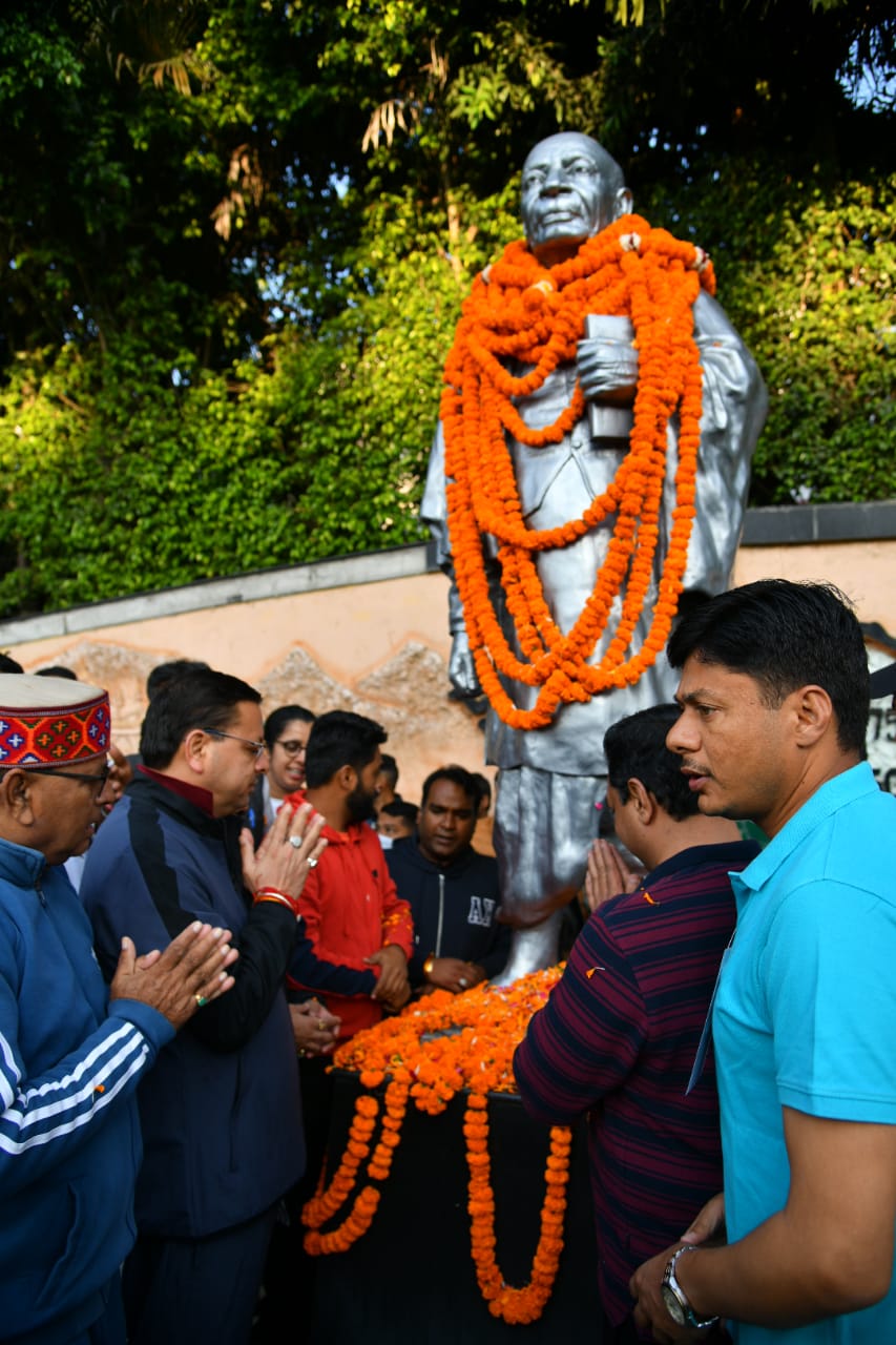 मुख्यमंत्री पुष्कर सिंह धामी ने राष्ट्रीय एकता दिवस के अवसर घंटाघर, देहरादून में सरदार वल्लभ भाई पटेल की मूर्ति पर पुष्पांजलि अर्पित कर दी श्रद्धांजलि