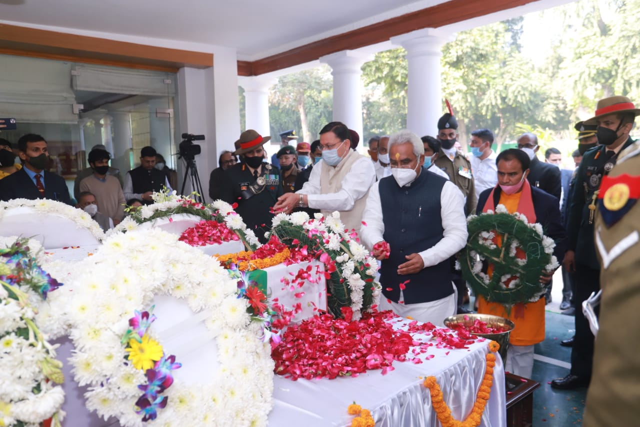 मुख्यमंत्री  पुष्कर सिंह धामी ने 3 कामराज रोड नई दिल्ली में सीडीएस जनरल बिपिन रावत और उनकी पत्नी श्रीमती मधुलिका रावत को श्रद्धासुमन अर्पित कर श्रद्धांजलि दी