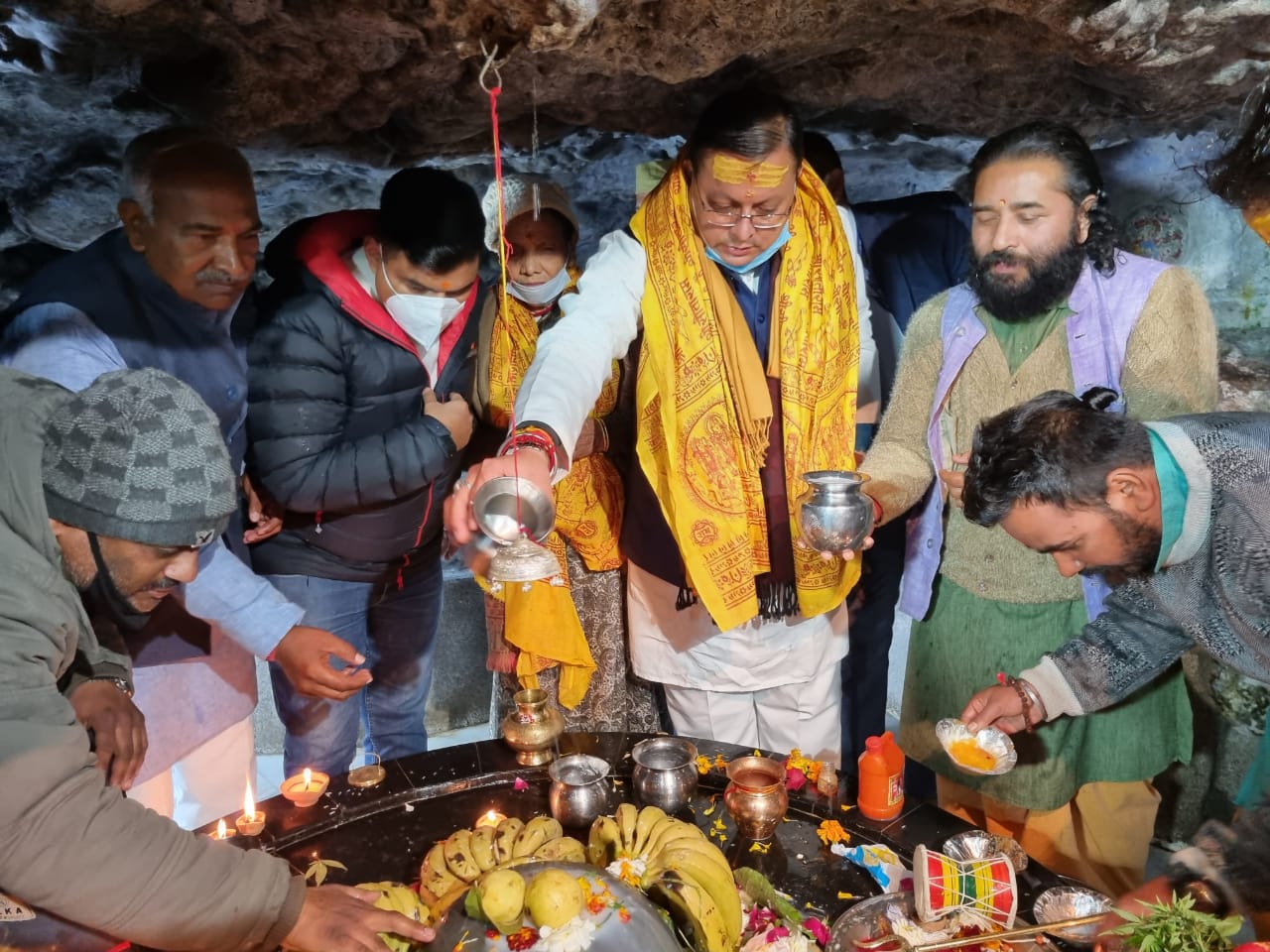 मुख्यमंत्री पुष्कर सिंह धामी ने टपकेश्वर महादेव मंदिर में भगवान शिव का जलाभिषेक कर प्रदेश की सुख समृद्धि की कामना की