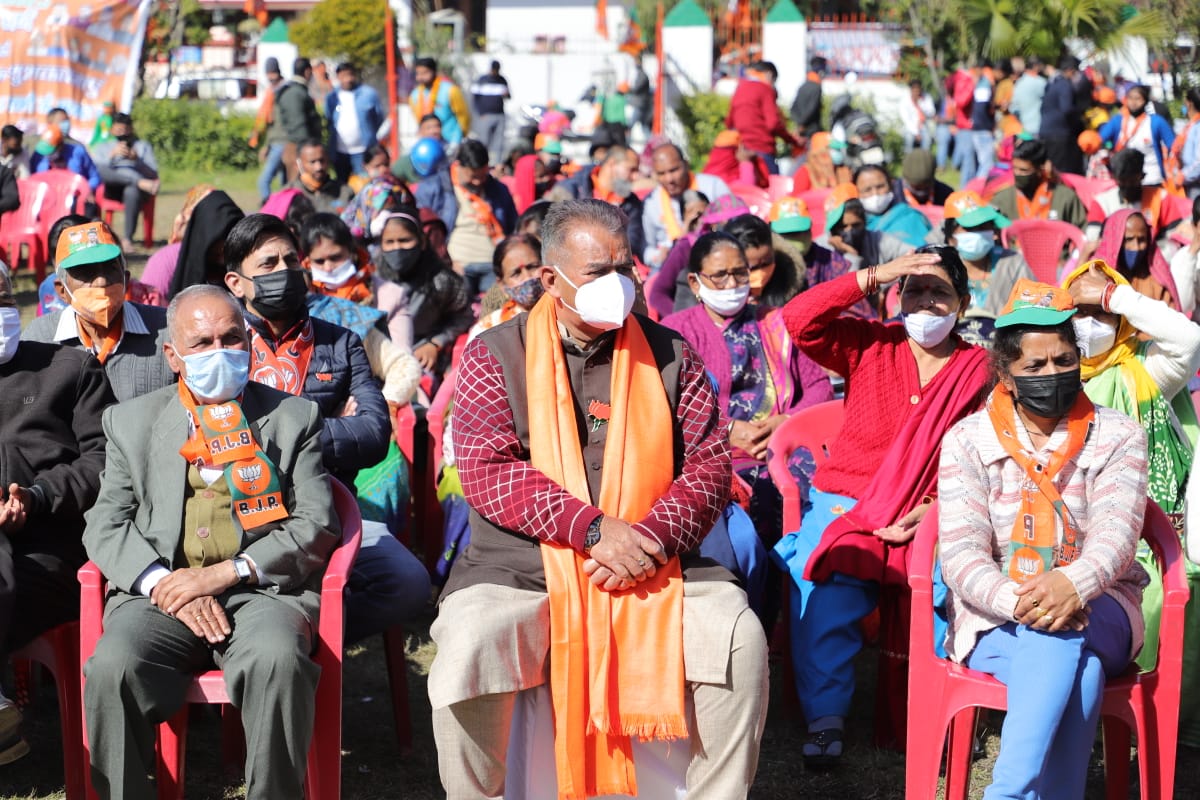देहरादून:भाजपा प्रत्याशियों ने समर्थकों संग सुना प्रधानमंत्री नरेंद्र मोदी का मन की बात कार्यक्रम
