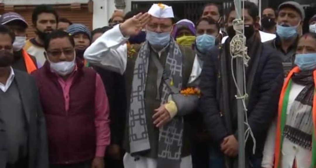 गणतंत्र दिवस पर ध्वजारोहण कर स्वतंत्रता संग्राम सेनानियों को सीएम पुष्कर सिंह धामी ने किया नमन