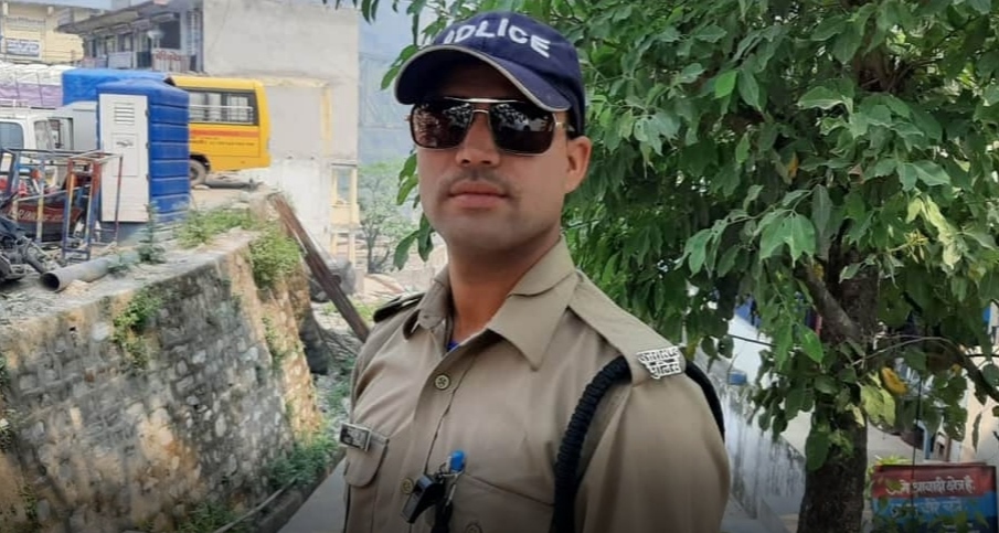 उत्तराखंड:यहाँ नदी में छलांग लगाती दो युवतियों के लिए पुलिस कांस्टेबल विनोद पंवार बने देवदूत, वक़्त रहते बचाई जान देखिए वीडियो