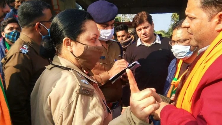 रुद्रपुर में हुआ सांसद लॉकेट चटर्जी के काफिले पर हमला, जमकर हुआ हंगामा समर्थक बैठे धरने पर