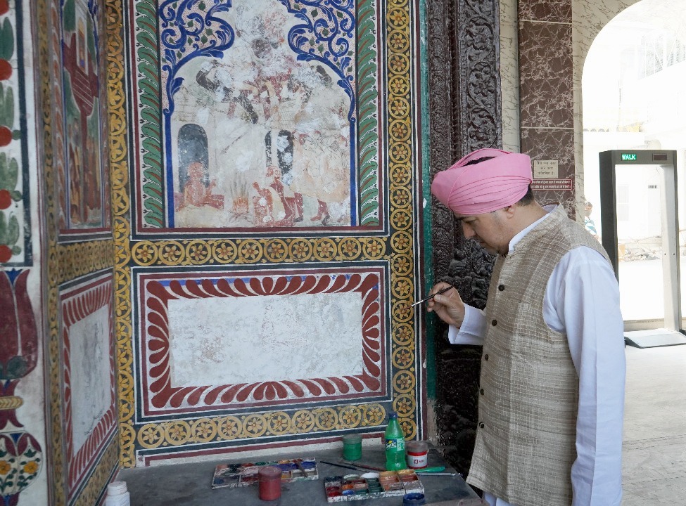 श्री दरबार साहिब के ऐतिहासिक पक्ष के साथ श्री दरबार साहिब की दीवारों पर लगे भित्ती चित्रों का गहरा नाता, भित्ती चित्रों के रखरखाव, संरक्षण एवम् संवद्धन को लेकर श्री महाराज जी की विशेष पहल