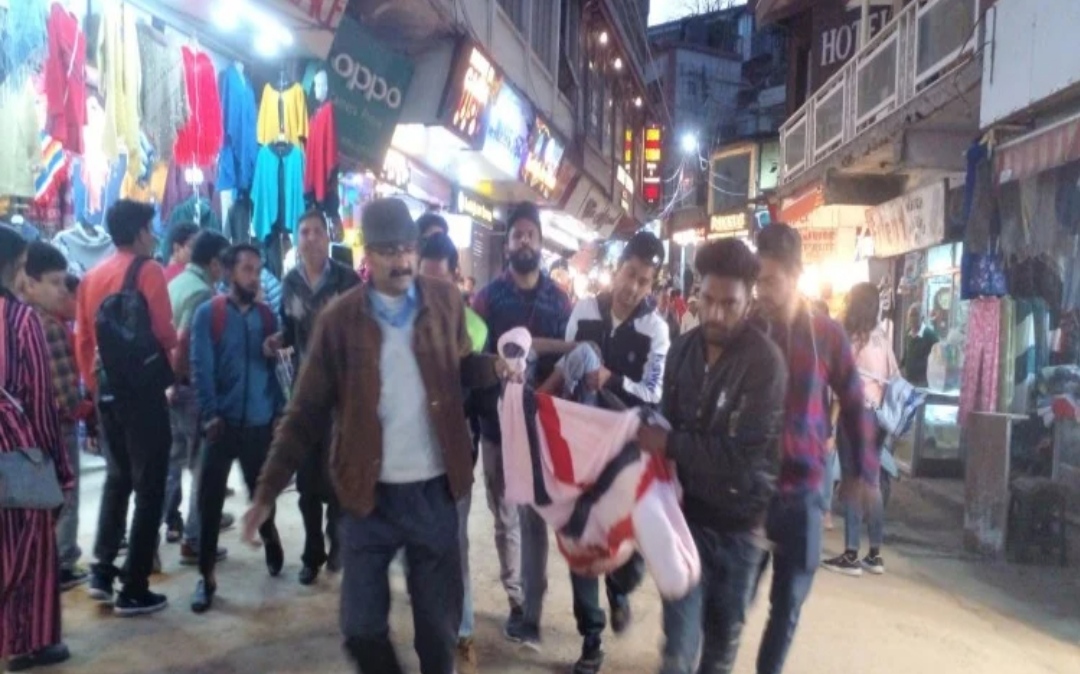 उत्तराखंड: यहाँ गुब्बारा गैस सिलिंडर फटने से हुआ हादसा, युवक का एक पैर घटना स्थल से दो सौ फीट दूर जा गिरा