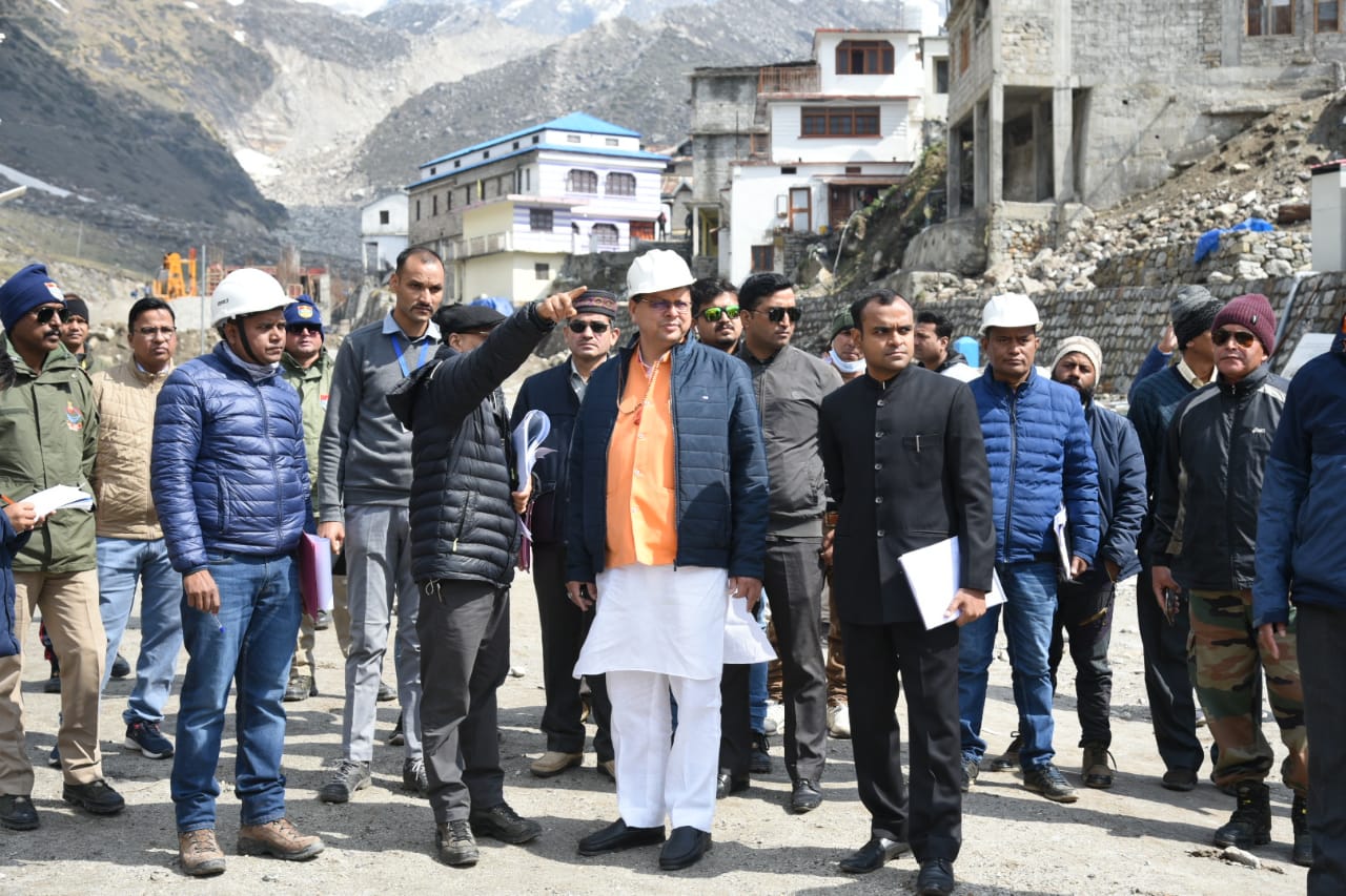 मुख्यमंत्री पुष्कर सिंह धामी ने मंगलवार को केदारनाथ मंदिर परिसर में पहुंच केदारनाथ धाम में हो रहे निर्माण कार्यों एवं आगमी यात्रा संबंधित तैयारियों का स्थलीय निरीक्षण किया।