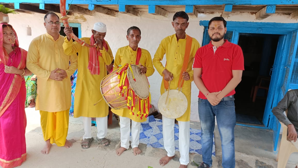 अपनी परम्परागत लोक संस्कृति को जीवित रखने को अनोखी पहल।अपने गाँव के दासों (औजी), जो कयी पीढ़ियों से गाँव में शादी-विवाह,जागर ,चूडा कर्म संस्कार आदि अनेक धार्मिक,सामाजिक कार्यों का निष्पादन करते आ रहे हैं,उन्हें नये वाद्य यंत्र जैसे ढोल,दमाऊ,रणसिघा,मशकबीन आदि भेंटस्वरूप प्रदान