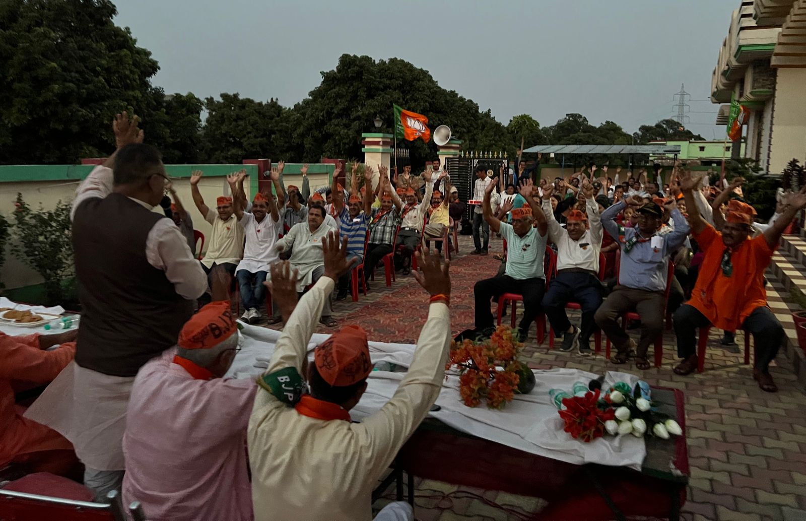 चम्पावत की जनता विधायक नहीं मुख्यमंत्री चुनने जा रही  हैं   बनबसा के देसी फार्म में सभा को सम्बोधित करते सैनिक कल्याण मंत्री गणेश जोशी।