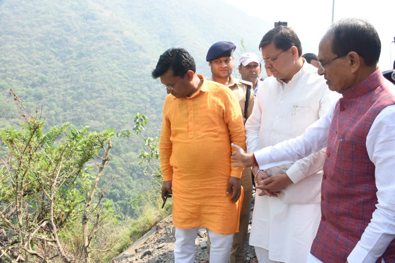 प्रदेश के मुख्यमंत्री पुष्कर सिंह धामी एवं मध्यप्रदेश के मुख्यमंत्री शिवराज सिंह चौहान ने सोमवार को यमुनोत्री राष्ट्रीय राजमार्ग के रिखाऊखड्ड डामटा के समीप बस दुर्घटना स्थल का स्थलीय निरीक्षण कर जायजा लिया।