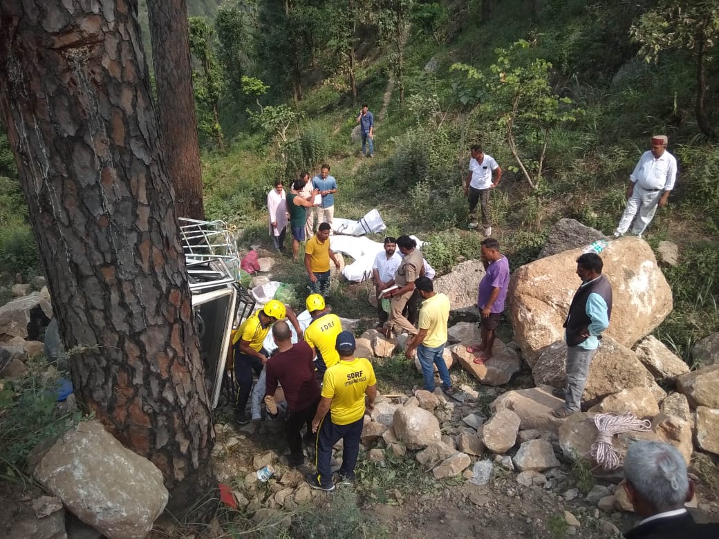 जनपद टिहरी गढ़वाल के घनसाली में घुत्तु रोड पर वाहन दुर्घटना, 5 की मृत्यु 03 घायल, SDRF ने किया रेस्क्यू ऑपरेशन।