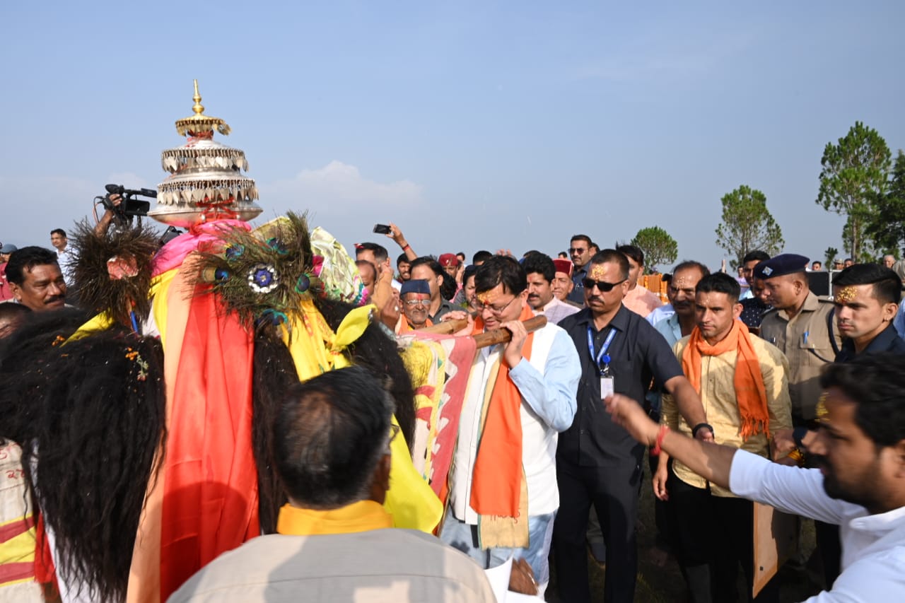 मुख्यमंत्री   पुष्कर सिंह धामी ने आज ग्राम सभा इडियान ब्लॉक धौलधार में गंगा दशहरा के अवसर पर भगवान कांगुडा नागराजा डोली यात्रा में प्रतिभाग किया।