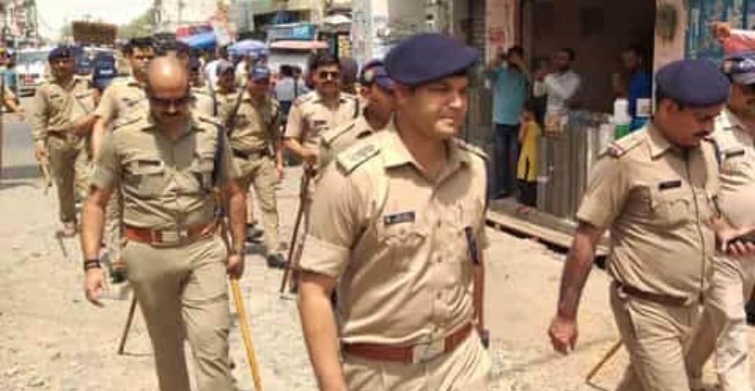 यूपी के बाद उत्तराखंड में भी नूपुर शर्मा बयान पर विवाद हो गया है। जसपुर में मुस्लिम समजा के लोगा जुलूस निकाल रहे थे। शांति भंग पर पुलिस ने लोगों पर लाठीचार्ज किया है। छह लोग गिरफ्तार भी हुए हैं।