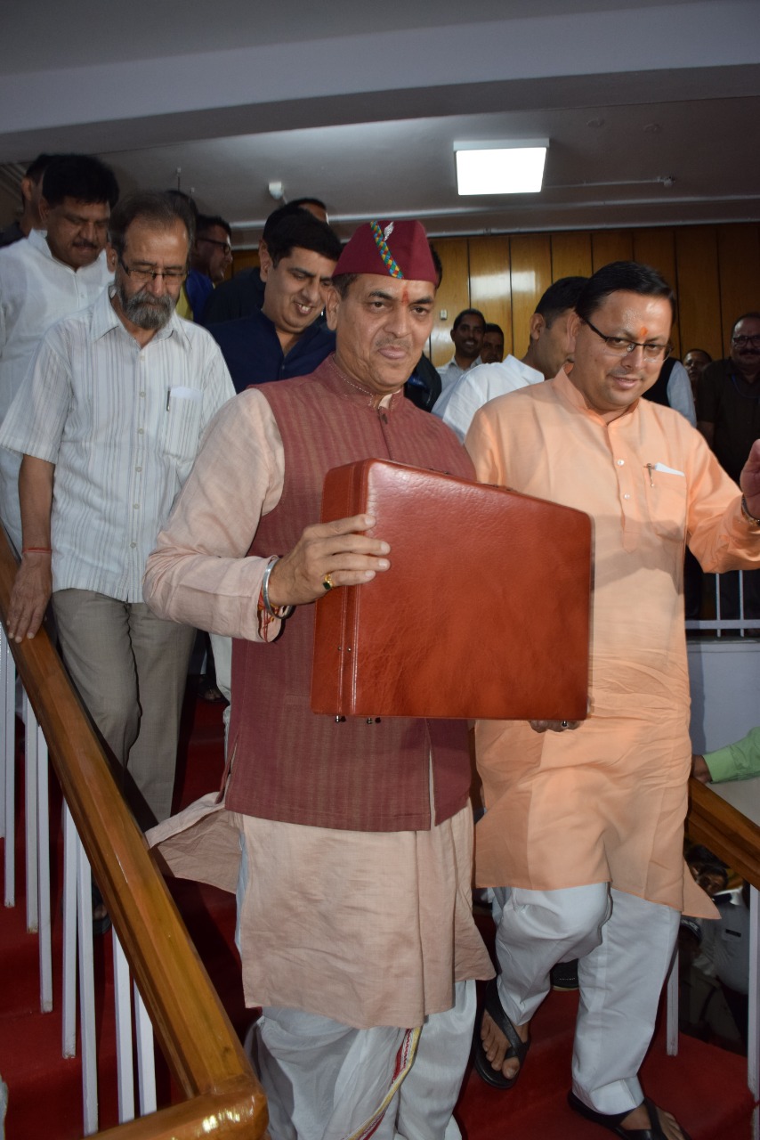 धामी सरकार 2.0 : सरकार ने पेश किया 65 हजार करोड़ का बजट, महिलाओं और युवाओं पर फोकस सहित पढ़िए ये महत्वपूर्ण खास बातें