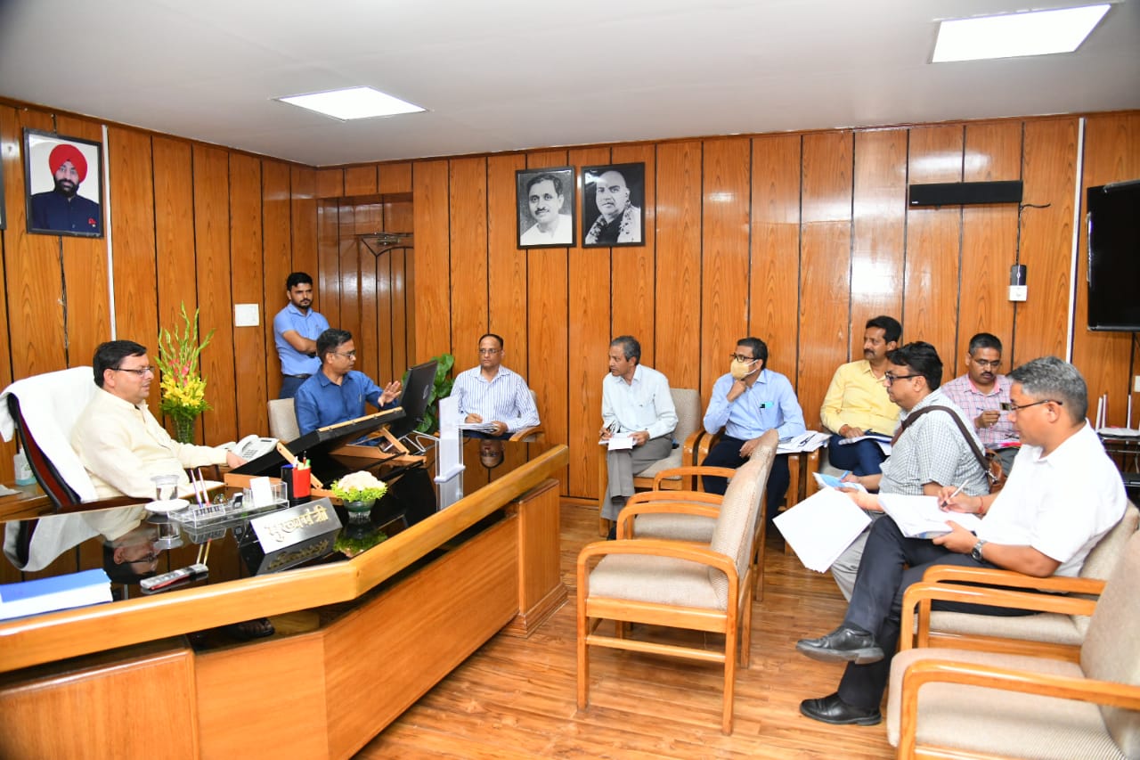 मुख्यमंत्री ने कहा कि उत्तराखण्ड प्राकृतिक संपदाओं वाला राज्य है, अवस्थापना सुविधाओं के विकास पर विशेष ध्यान दिया जाए।