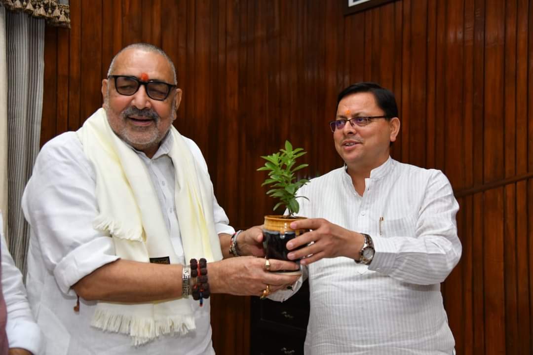 मुख्यमंत्री पुष्कर सिंह धामी से आज मुख्यमंत्री आवास स्थित कैम्प कार्यालय में केन्द्रीय ग्रामीण विकास एवं पंचायतीराज मंत्री गिरिराज सिंह ने भेंट की