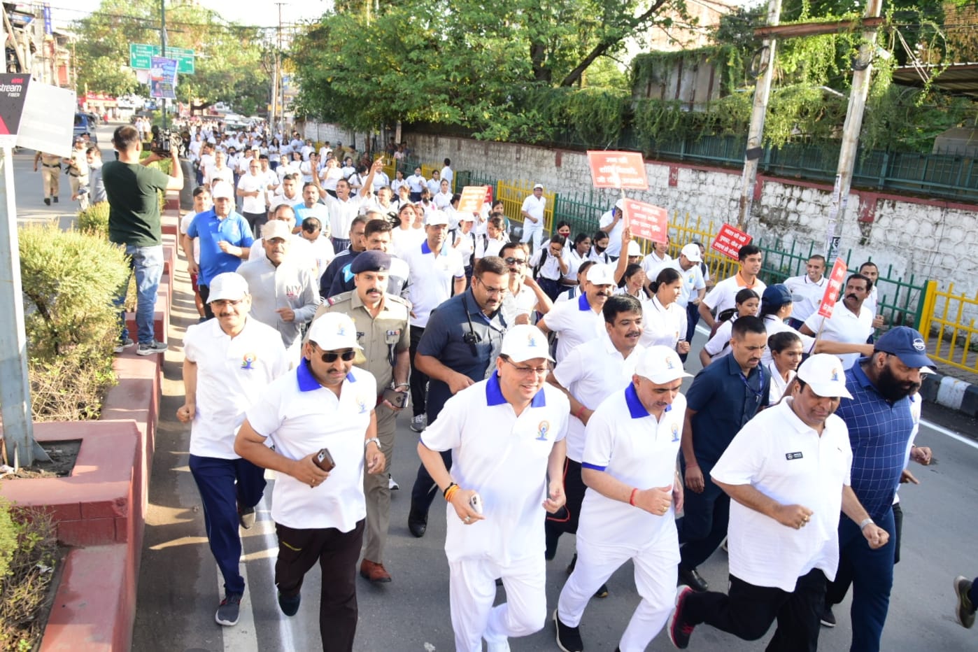 मुख्यमंत्री पुष्कर सिंह धामी ने कहा कि शरीर और मन दोनों को सेहतमंद बनाए रखने के लिए नियमित रूप से दिनचर्या में योगासनों को शामिल करके लाभ प्राप्त किया जा सकता है।