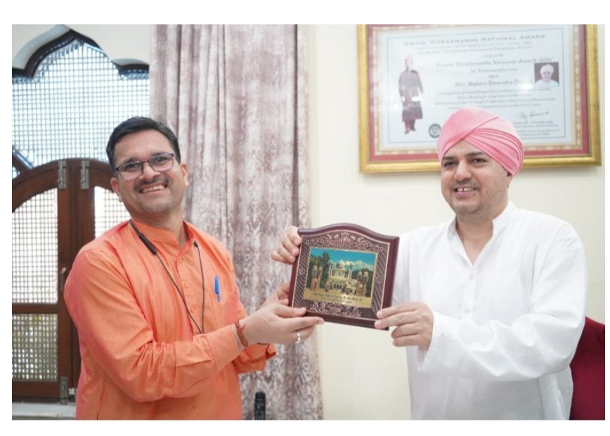 राष्ट्रीय स्वयंसेवक संघ के प्रांत प्रचारक श्री युद्धवीर सिंह व श्रीमहंत देवेन्द्र दास जी महाराज के मध्य उत्तराखण्ड के विभिन्न मुद्दों जैसे कि पलायन, पहाड़ों में स्वास्थ्य सेवाएं, समाजिक विसंगतियों को दूर करने व सामाजिक समरसता लाने जैसे मुद्दों पर भी चर्चा हुई