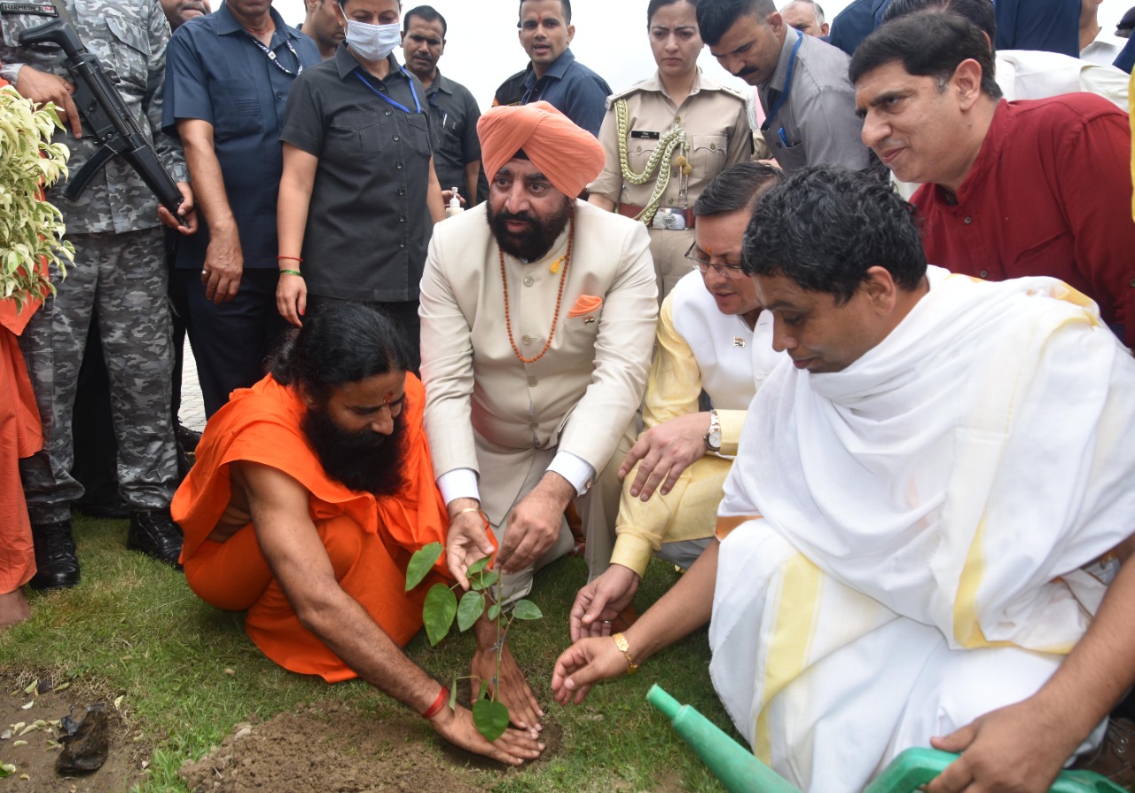 राज्यपाल लेफ्टिनेंट जनरल गुरमीत सिंह (से.नि.) एवं मुख्यमंत्री पुष्कर सिंह धामी ने गुरुवार को पतंजलि योगपीठ हरिद्वार में आयोजित जड़ी-बूटी दिवस कार्यक्रम में प्रतिभाग किया