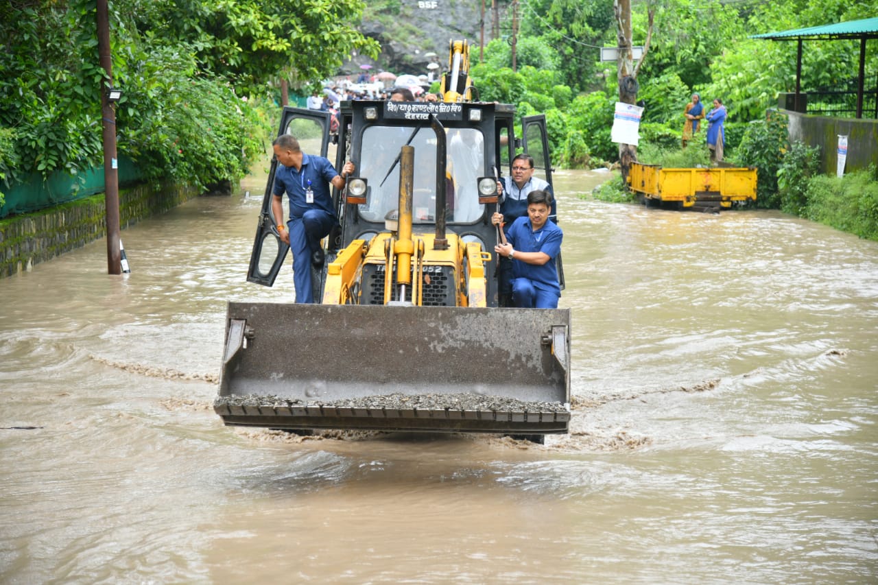 कल देर रात से हुई भारी बारिश और भूस्खलन ने उत्तराखंड में कहर बरपाया है उत्तराखंड में अभी तक चार मौत हो चुकी हैं। 13 लापता और 12 लोग घायल है