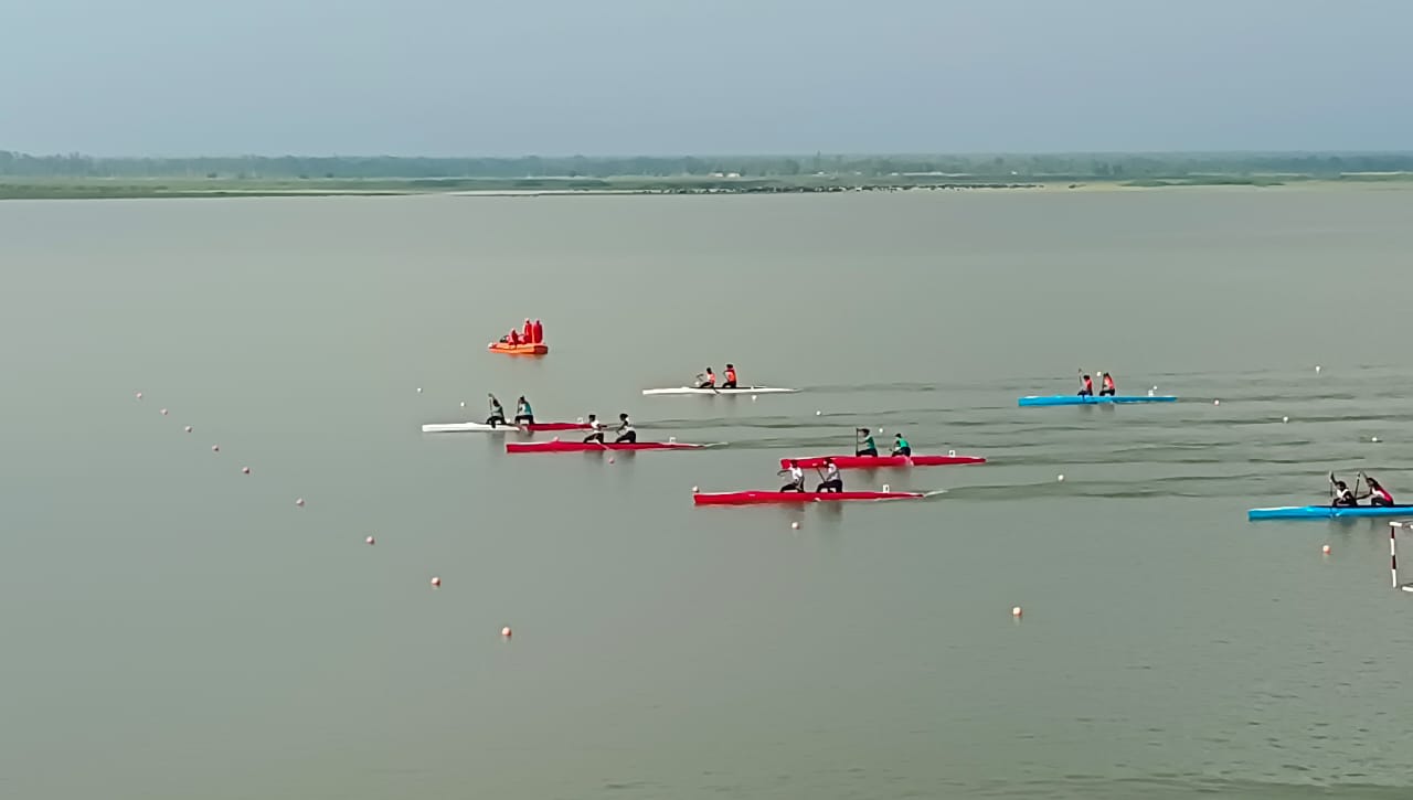 मुख्यमंत्री पुष्कर सिंह धामी ने गुरूवार को रूद्रपुर में 33वें राष्ट्रीय कैनो स्प्रिंट सिनियर (महिला एवं पुरूष) चैंपियनशिप में मुख्य अतिथि के तौर पर प्रतिभाग किया। मुख्यमंत्री ने प्रतियोगिता में विजेता टीमों को ट्रॉफी देकर सम्मानित किया