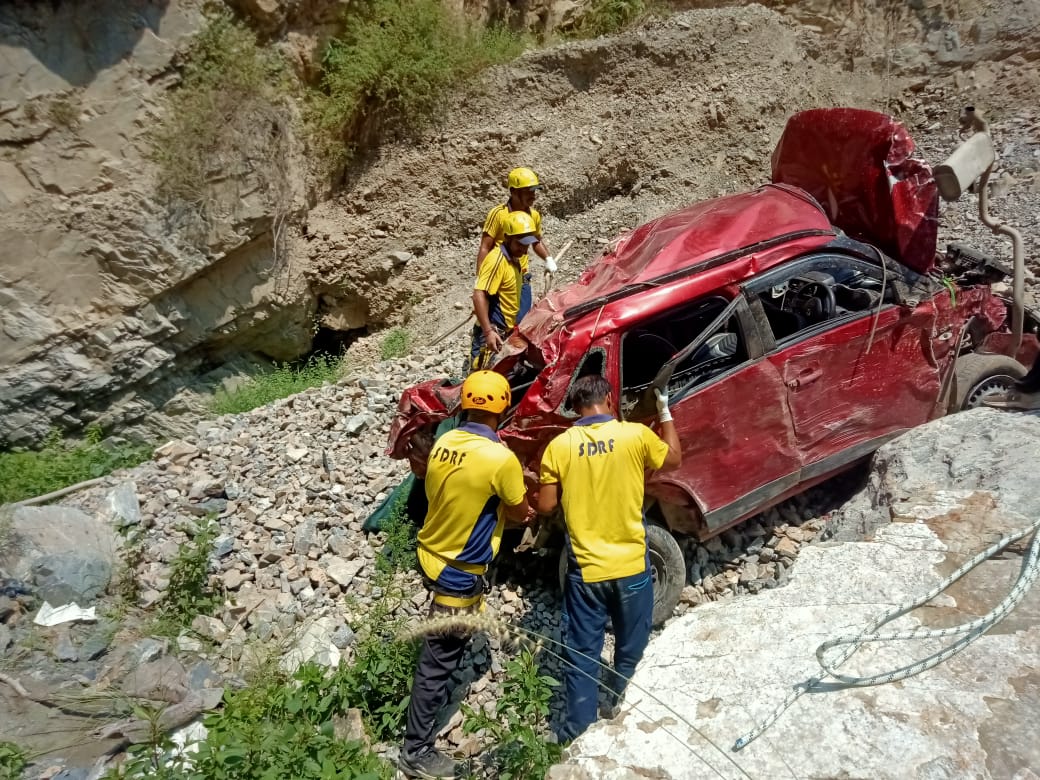 देहरादून जिले में गहरी खाई में गिरा वाहन, SDRF ने गहरी खाई से निकाले 3 शव : दुःखद