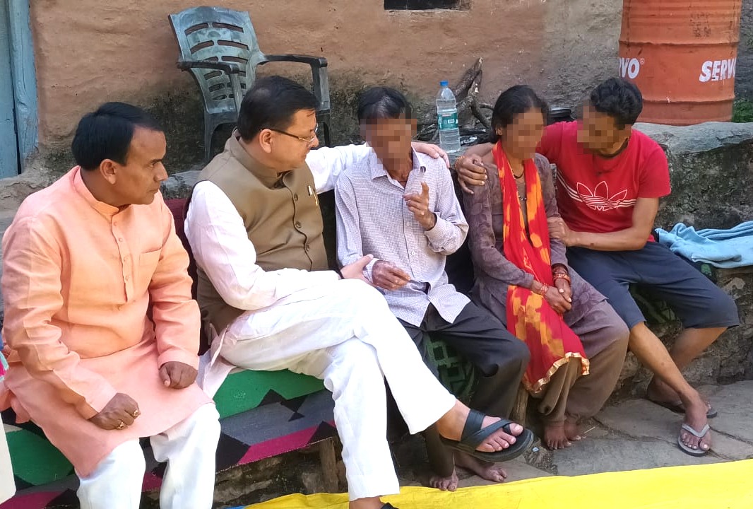 मुख्यमंत्री धामी ने अंकिता के गांव जाकर परिजनों से की मुलाकात, भरोसा दिलाया कि पूरी सरकार उनके साथ खड़ी है फास्ट ट्रेक कोर्ट में सुनवाई कराते हुए अंकिता के हत्यारों को कड़ी से कड़ी सजा दिलाई जाएगी: मुख्यमंत्री